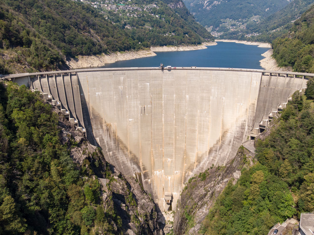 priehrada Contra (Verzasca) Svajciarsko